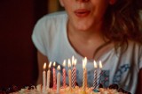 Życzenia z okazji 18 urodzin! Śmieszne, zabawne, krótkie i oryginalne! Sprawdź, jakie życzenia złożyć solenizantowi z okazji osiemnastki! 