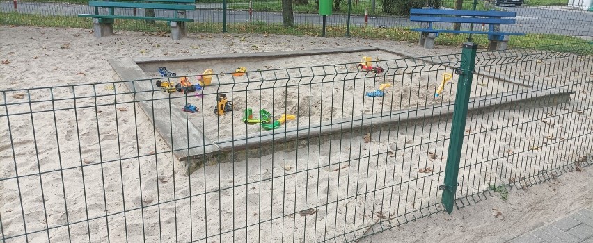 Zabawki są na placu, kiedy nie ma dzieci. Przykład z ul....