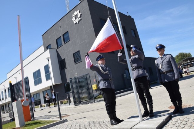 Nowa siedziba miejscowych policjantów powstała na obrzeżach Poddębic – przy ul. Targowej 22. Inwestycja została przeprowadzona za prawie 15 mln zł
