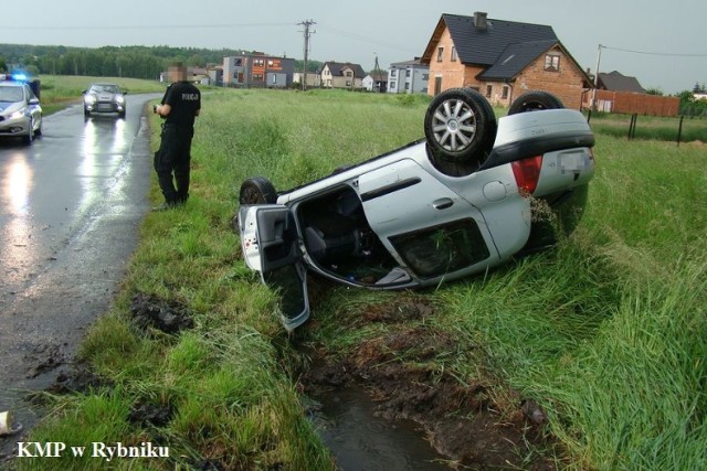 Pijana mieszkanka Gaszowic wywróciła renaulta do góry kołami