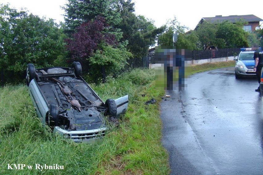 Pijana mieszkanka Gaszowic wywróciła renaulta do góry kołami