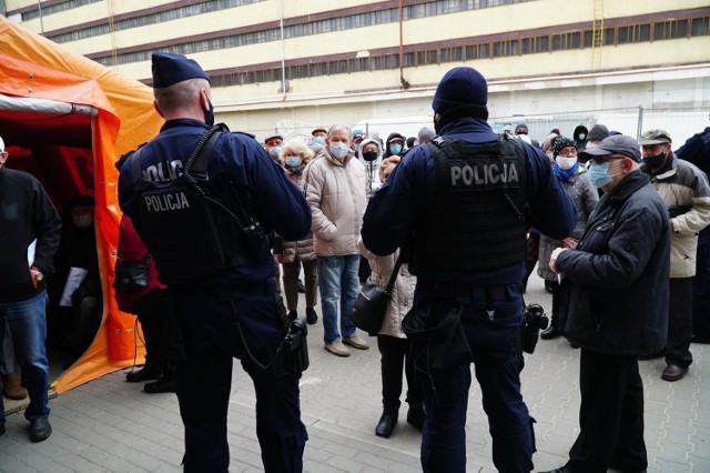 Przedstawiciele szpitala tłumaczą, że problemy nie wynikają z braku organizacji. Ich zdaniem spora część pacjentów na szczepienie przychodzi za wcześnie.

Kolejne zdjęcie --->