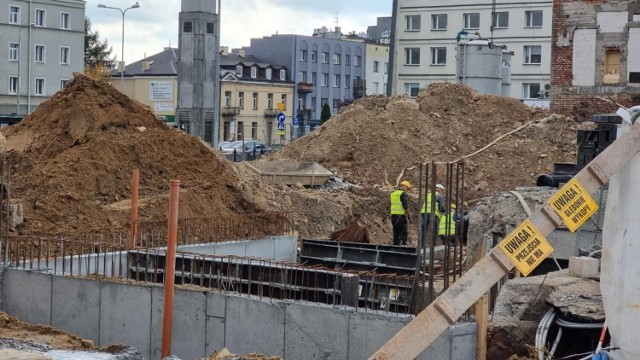 W remontowanym dworcu kolejowym w Kielcach trwają intensywne prace budowlane. Powstają nowe elementy, choć jeszcze trudno je dostrzec, ponieważ zasłania je konstrukcja budynków.  

Zobacz kolejne zdjęcia