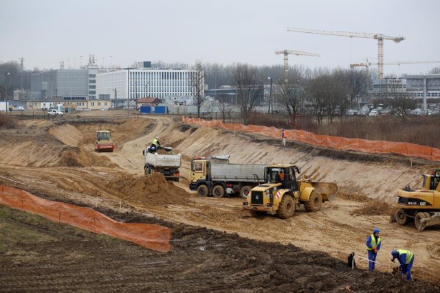 Realizowana przez PKP inwestycja zakłada m.in. budowę oraz przebudowę blisko 12 km linii kolejowej na odcinku Kraków Główny - Mydlniki - Balice (w tym budowę drugiego toru na odcinku Kraków Mydlniki - Kraków Balice oraz budowę nowej linii kolejowej na odcinku 500 metrów), modernizację urządzeń sterowania ruchem kolejowym i elektryfikację linii oraz budowę nowych i modernizację istniejących przystanków. 
-&nbsp;Prace w terenie rozpoczęliśmy 1 lutego w ramach pierwszego etapu, obejmującego między innymi budowę końcowego odcinka linii kolejowej od ul. Zakliki z Mydlnik do portu lotniczego oraz budowę wiaduktu kolejowego nad ul. Balicką - mówi 
Rafał Zahuta Dyrektor Projektu ds. modernizacji krakowskiego węzła kolejowego PKP Polskie Linie Kolejowe S.A.