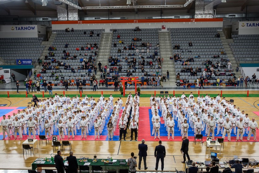 Karatecy opanowali Arenę Jaskółka Tarnów. W hali odbyły się Otwarte Mistrzostwa Makroregionu Południowego. Zobaczcie fotorelację!