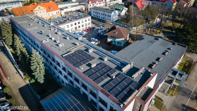 Panele fotowoltaiczne na dachu sieradzkiego Urzędu Miasta zamontowane