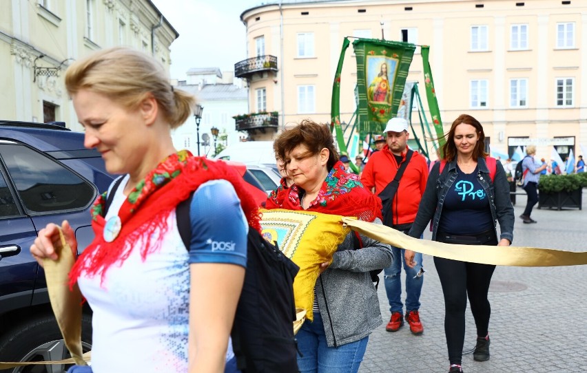 Ponad 250 pielgrzymów z Łowicza i okolic zmierza na Jasną...