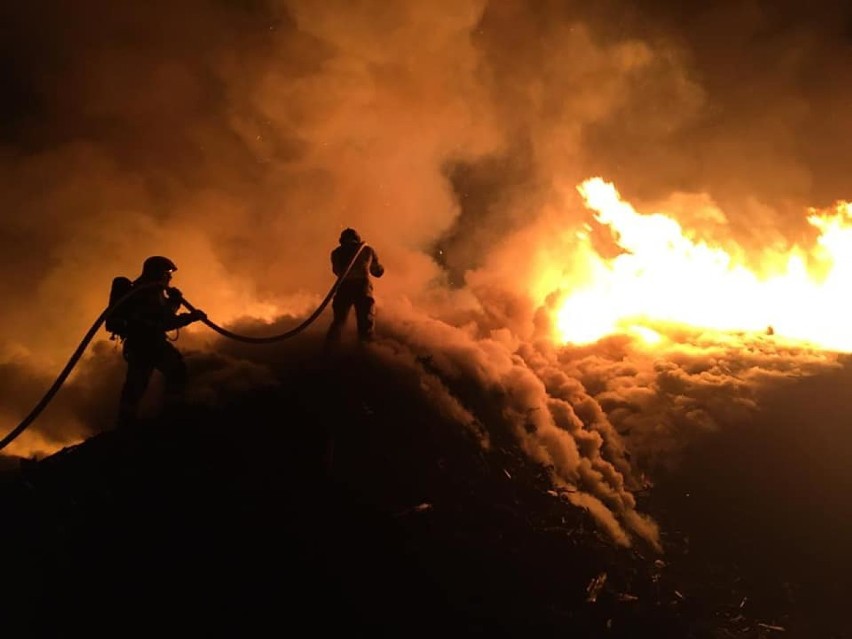 Strażacy gaszą pożar podkładów kolejowych przy ulicy...