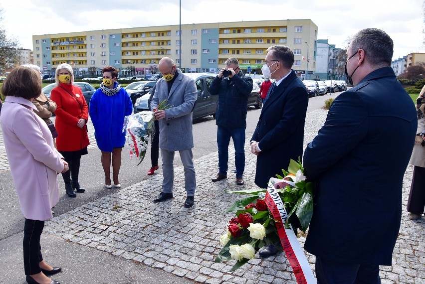 Piła. Z okazji Narodowego Dnia Zwycięstwa złożono kwiaty pod Pomnikiem Tysiąclecia Polski. Zobaczcie zdjęcia