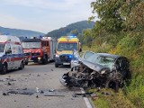 Tęgoborze. Groźne zderzenie osobówki z autokarem. Samochodem podróżowała kobieta z dwójką dzieci [ZDJĘCIA]