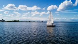 W Kruszwicy żaglówką wpłynął na plażę. Był nieprzytomny i pijany 