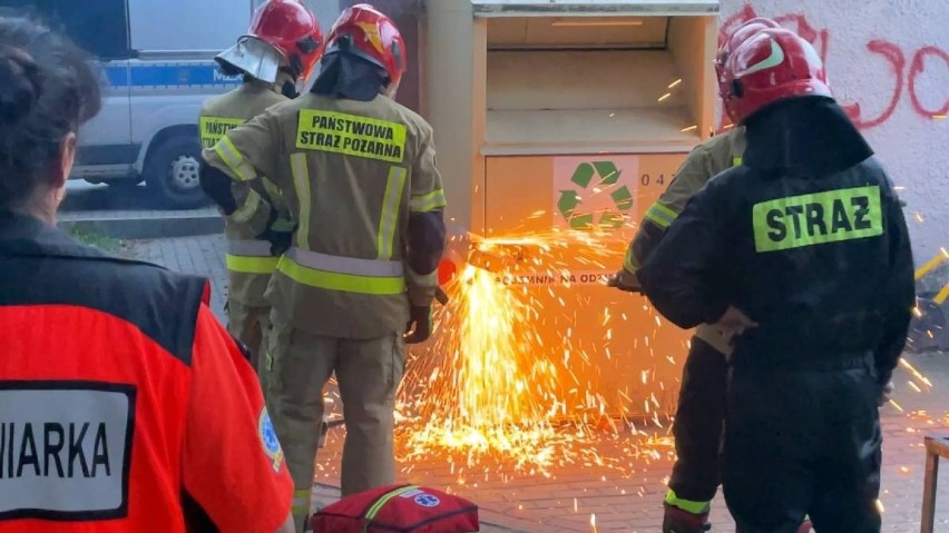 Mężczyzna ukrył się przed policją w pojemniku na odzież....