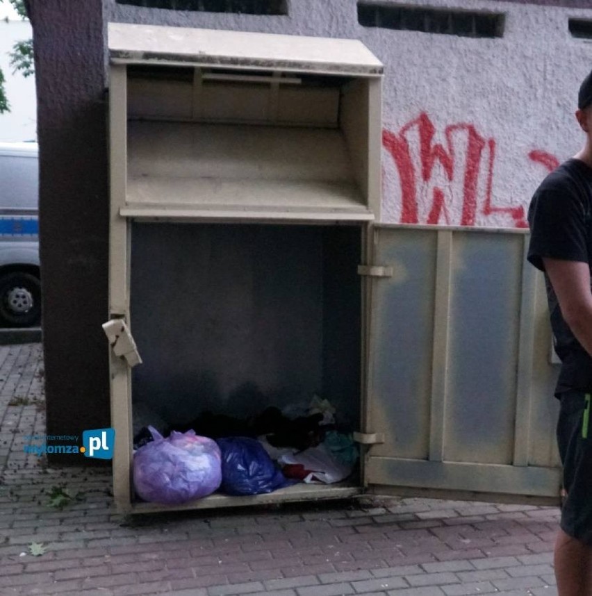 Mężczyzna ukrył się przed policją w pojemniku na odzież....