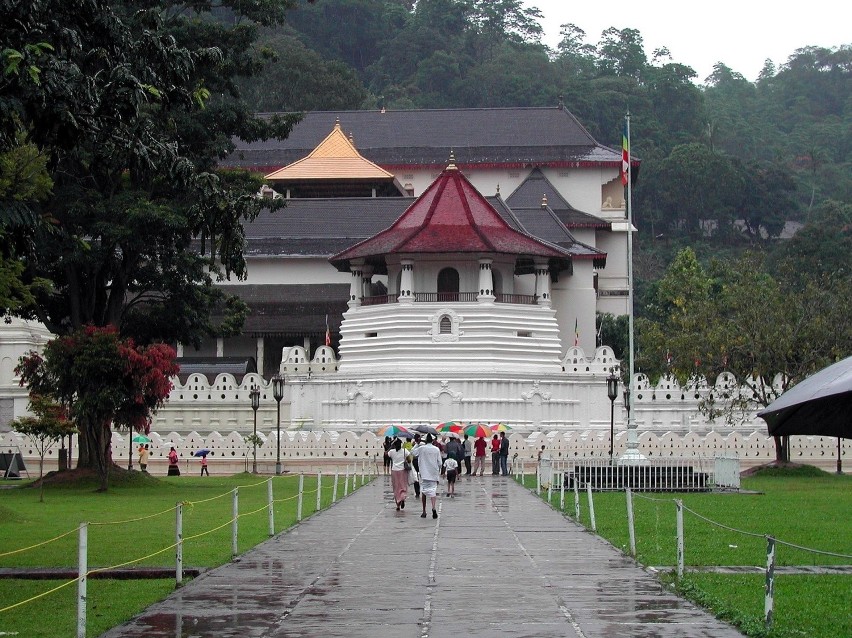 Świątynia Zęba to jedno z najświętszych miejsc dla buddystów...