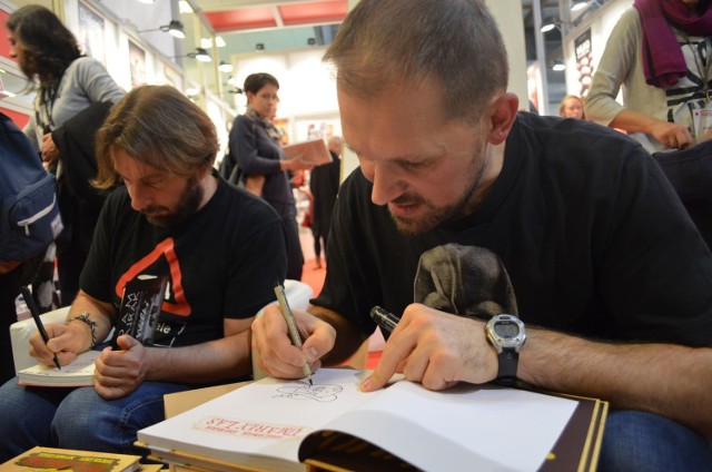 Adam Wajrak i Tomasz Samojlik podpisywali komiks na stoisku wydawnictwa Agora. Fot. Weronika Trzeciak