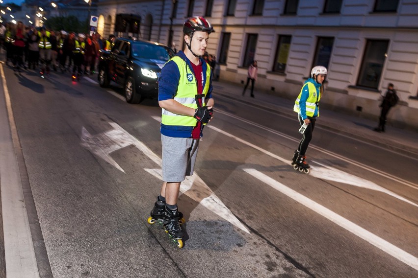 Nightskating Warszawa - Single Party. Tak wyglądał wieczorny przejazd na rolkach ulicami Warszawy 9 maja