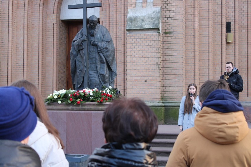 Na placu katedralnym w Radomiu, młodzież, kapłani,...