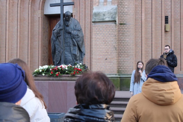 Na placu katedralnym w Radomiu, młodzież, kapłani, parafianie, publicznie odmawiali różaniec.