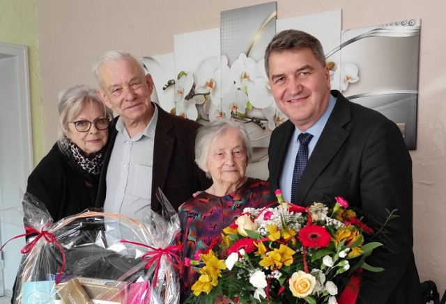 Do licznych życzeń dla Anieli Gawędy dołączył prezydent Oświęcimia Janusz Chwierut (z prawej). Na zdjęciu jubilatce towarzyszą syn i synowa