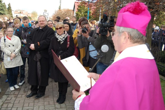 Okna życia to miejsca, w którym matka może pozostawić anonimowo swoje nowo narodzone dziecko bez narażania jego życia i zdrowia. Obecnie w Polsce jest kilkadziesiąt takich miejsc, kolejne powstało w Rumi. 
-&nbsp;Inicjatorem stworzenia okna życia w Rumi była burmistrz miasta Elżbieta Rogala-Kończak - mówi ks. Janusz Steć, dyrektor gdańskiego Caritasu. - Wszystko zaczęło się podczas przedstawienia, które zostało wystawione na spotkaniu dla samorządowców na początku tego roku. Burmistrz zapytała, co sądzimy o utworzeniu okna życia w Rumi? 

ZOBACZ NASTĘPNE ZDJĘCIE - - - >