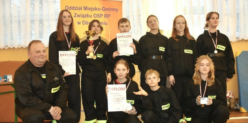 Zwycięska drużyna dziewcząt OSP Oświęcim. Pierwsza z lewej,...