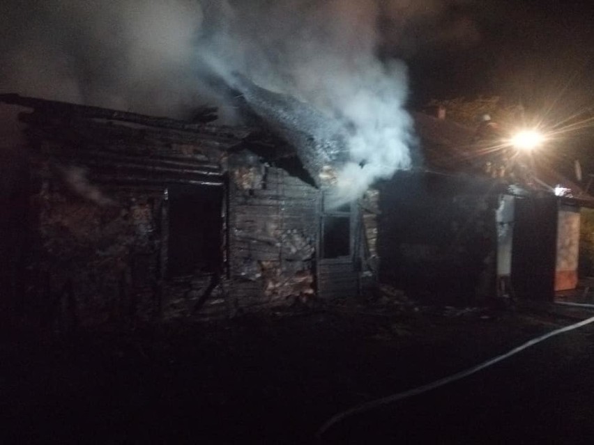 Pożar w Rożnowicach to było podpalenie. Spłonęły budynki gospodarcze i część domu NOWE ZDJĘCIA, VIDEO 15.08
