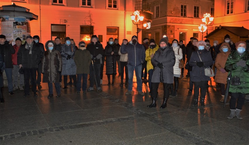Protest ph. "Wolne media" przeciw lex TVN w Rynku...