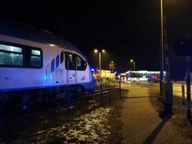 Autobus utknął na torach