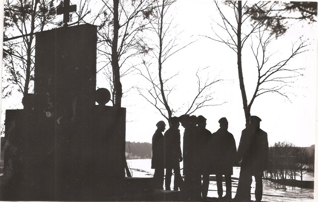 Partyzancki pomnik w Treście. Widok na Pilicę. Zdjęcie z pocz. lat 60-tych. Foto T. Kawka.