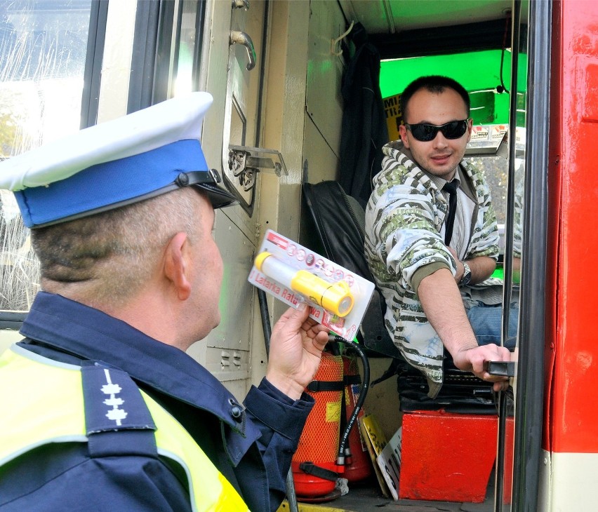 Latarki trafiły do gdańskich kierowców