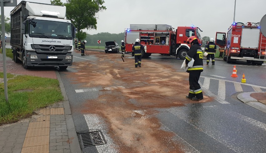 Wypadek w Zaborowie II na drodze wojewódzkiej 713. Opel astra wjechał pod ciężarówkę [ZDJĘCIA]
