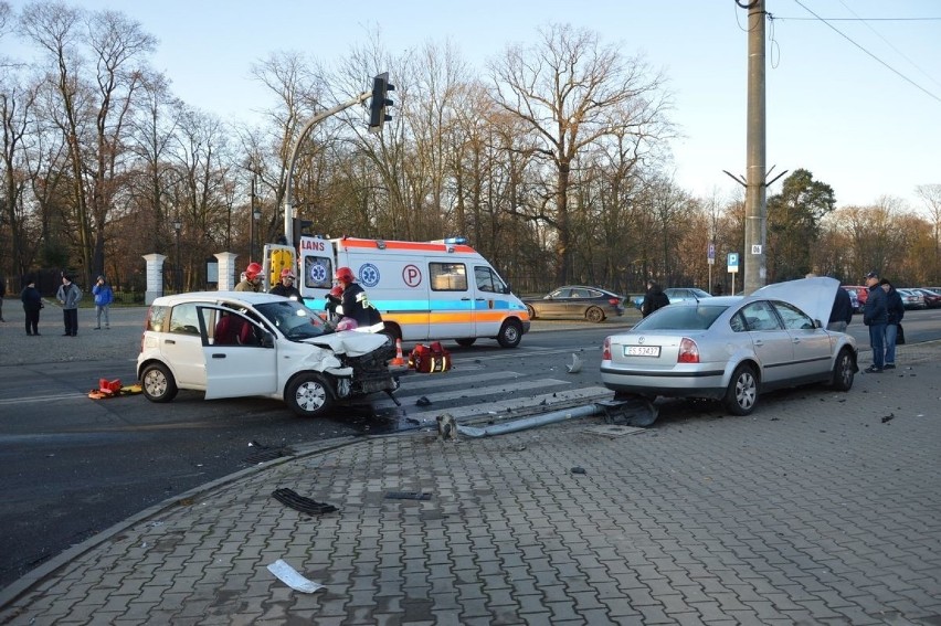 Wypadek koło poczty. Utrudnienia na skrzyżowaniu [ZDJĘCIA]