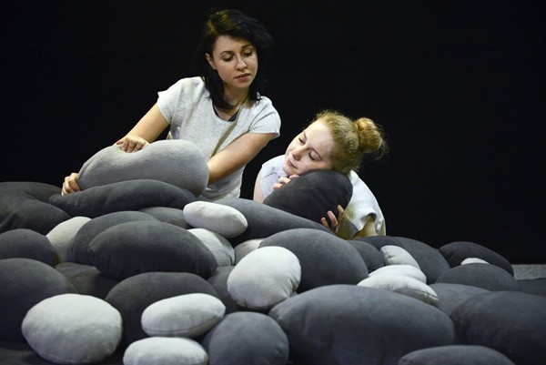 Teatr Lalek Wrocław – "brzUCHO" (na zdj. Aleksandra Mazoń i Marta Kwiek)