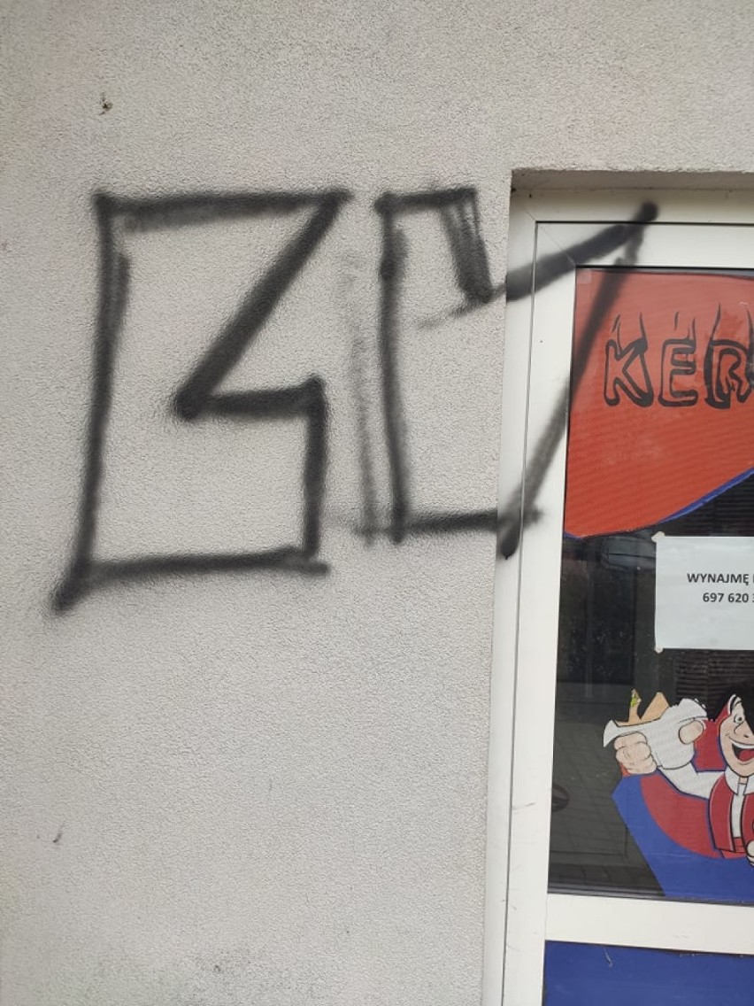 "Artysta" sprejuje w Pyrzycach swoje podpisy                         