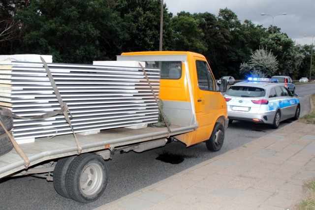 To że auto, którym 63-latek poruszał się po ulicach Bydgoszczy jest niesprawne, było widać na pierwszy rzut oka