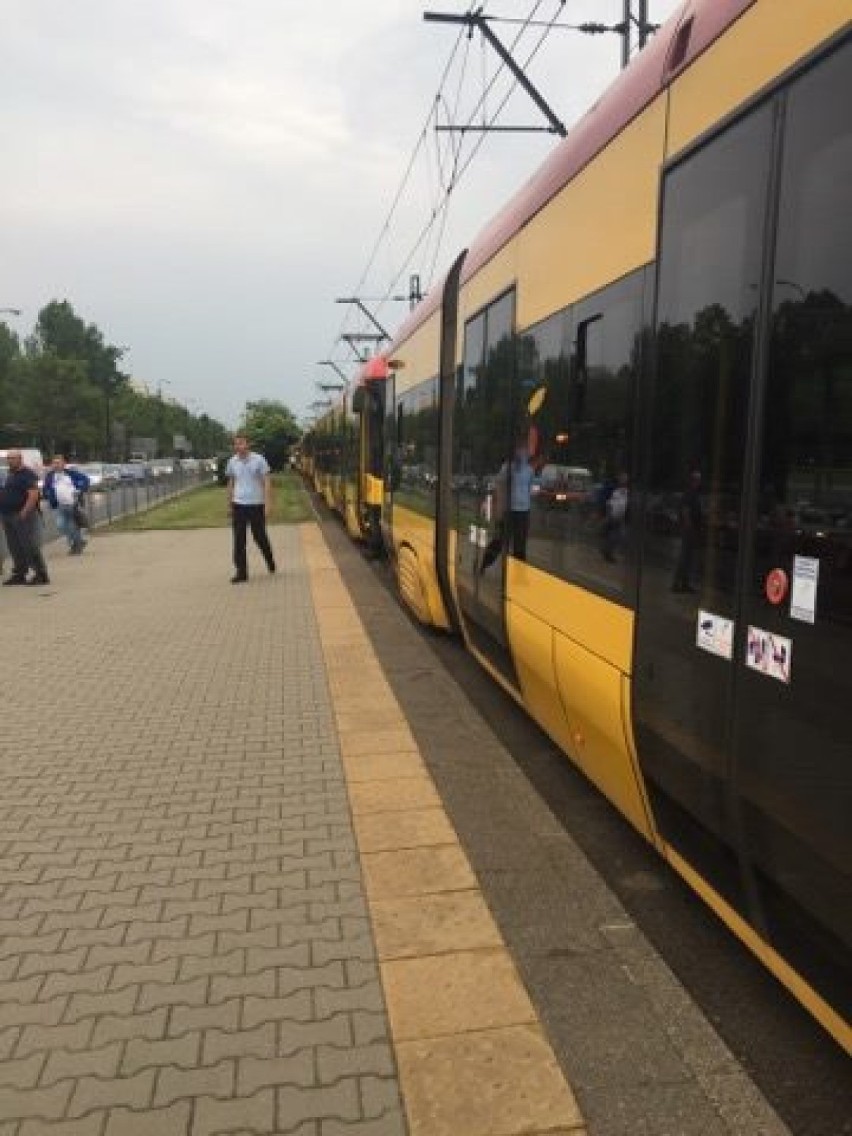 Gigantyczny korek w centrum miasta. Nie kursują tramwaje