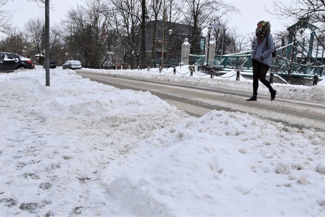 Miejski Zarząd Dróg w Opolu przyznaje, że chodniki są słabo odśnieżone. "Będziemy naliczać kary"