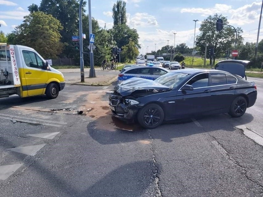 Wypadek na skrzyżowaniu Pabianickiej i Rudzkiej w Łodzi. Czarne bmw wjechało na czerwonym świetle