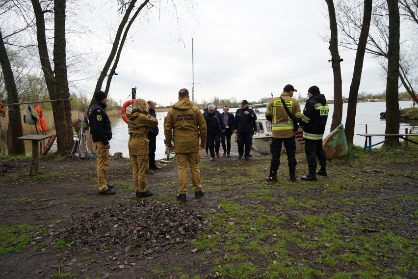 Akcja służb na zbiorniku Czernica pod Wrocławiem. Z wody...