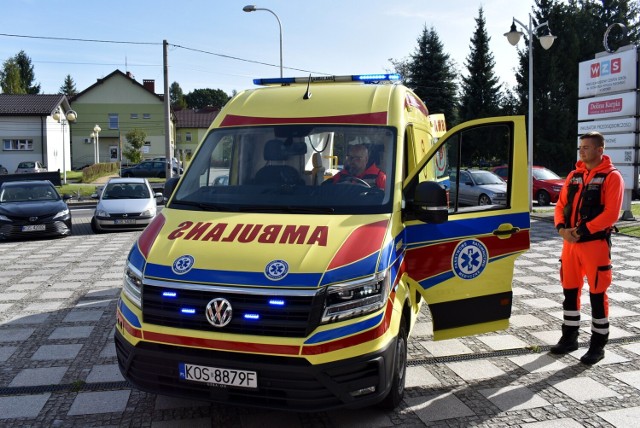 Na wyposażenie Stacjonarnego Zespołu Ratownictwa Medycznego w Zatorze przekazany został nowy ambulans