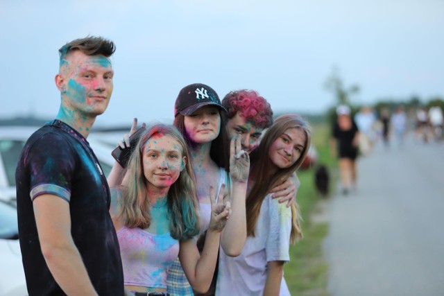 Holi Święto Kolorów - największa w Polsce kolorowa trasa zawitała do Sandomierza. Holi Święto Kolorów odbyło się podczas dożynek na terenie przy przepompowni w Sandomierzu w niedzielę, 15 sierpnia. Zobacz na zdjęciach, jak wyglądała zabawa.