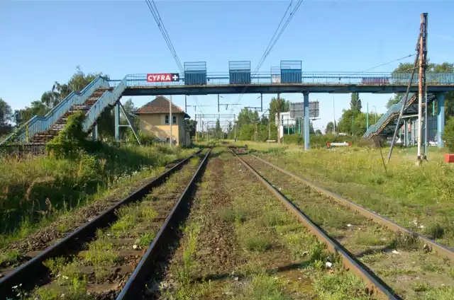 Jeszcze przed remontem linii kolejowej Poznań-Wrocław na Dębcu istniały kładki dla pieszych, częściowo wykonane z drewna. Zostały one jednak zamknięte z powodu złego stanu technicznego.