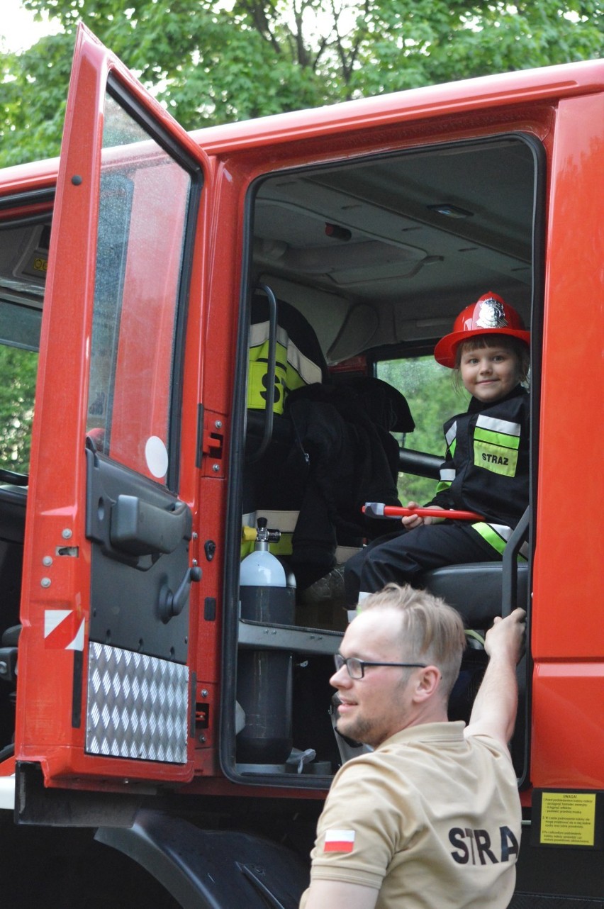 Odbyła się prezentacja i pokazy wozów strażackich, sprzętu...