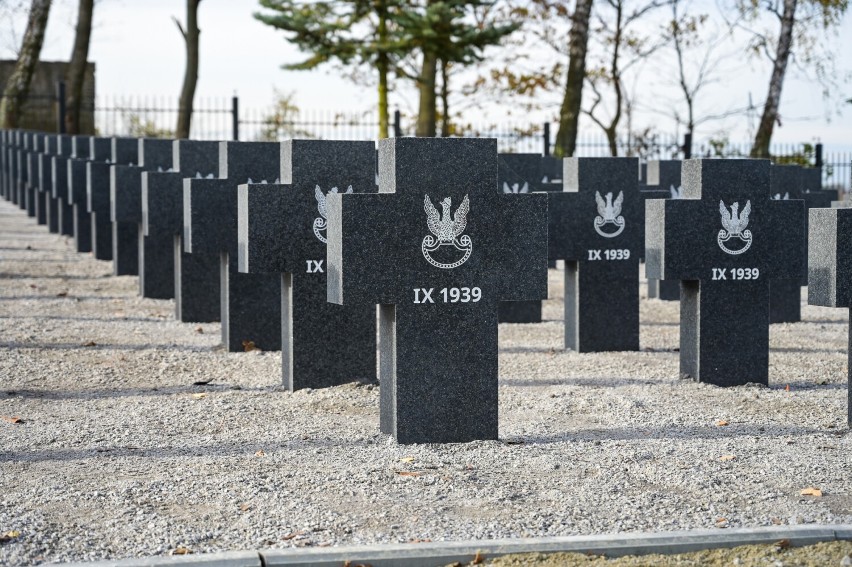 Na cmentarzu wojennym w Mełnie spoczywa 268 żołnierzy,...