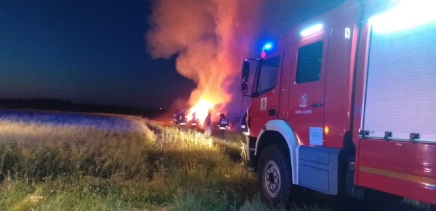 Pożar balotów słomy w Sławsku. Akcja gaśnicza trwała 6 godzin [ZDJĘCIA]