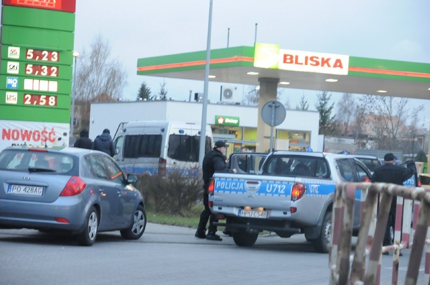 Kibice jadący na mecz byli kontrolowani przez policję na...