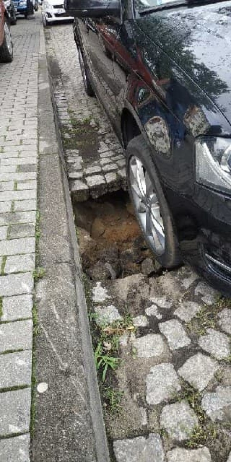 Na Słowackiego we Włocławku jezdnia zapadła się pod jadącym samochodem [zdjęcia]