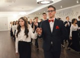 Studniówka ZSP nr 1 w Piotrkowie (TPS) 2021. Uczniowie zatańczyli poloneza już w listopadzie ZDJĘCIA, FILM