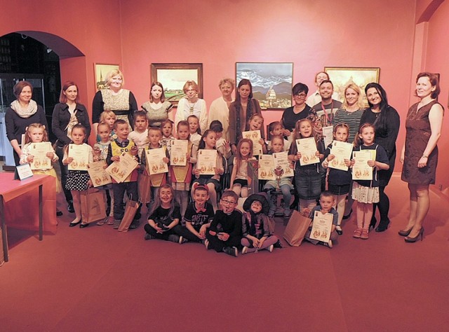 Konkurs "Wiem wszystko o... Stargardzie" odbył się w gmachu Muzeum przy Rynku Staromiejskim. Było siedem drużyn. Dzieci nagrodzono książkami, a zwycięskie zespoły otrzymały kolorowe dywaniki.
