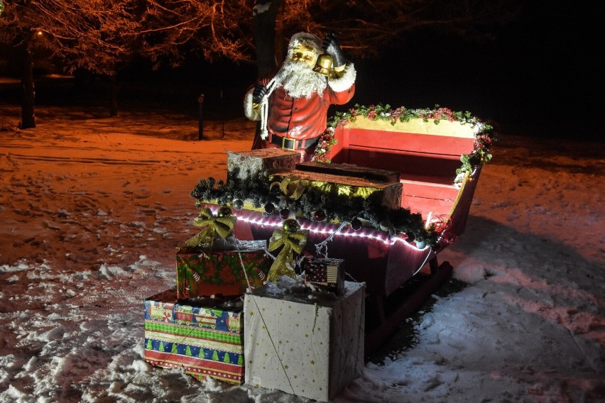 Gm. Kaźmierz. Gwiazdor na saniach zawitał do Gorszewic! Pomysłowa dekoracja świąteczna stanęła przed świetlicą wiejską